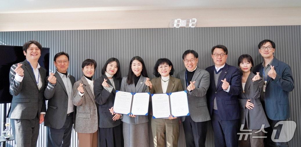 본문 이미지 - 김인식 대전시사회서비스원장이 업무협약을 체결한 뒤 기념촬영 하고 있다.&#40;대전시사회서비스원 제공. 재판매 및 DB금지&#41;/뉴스1