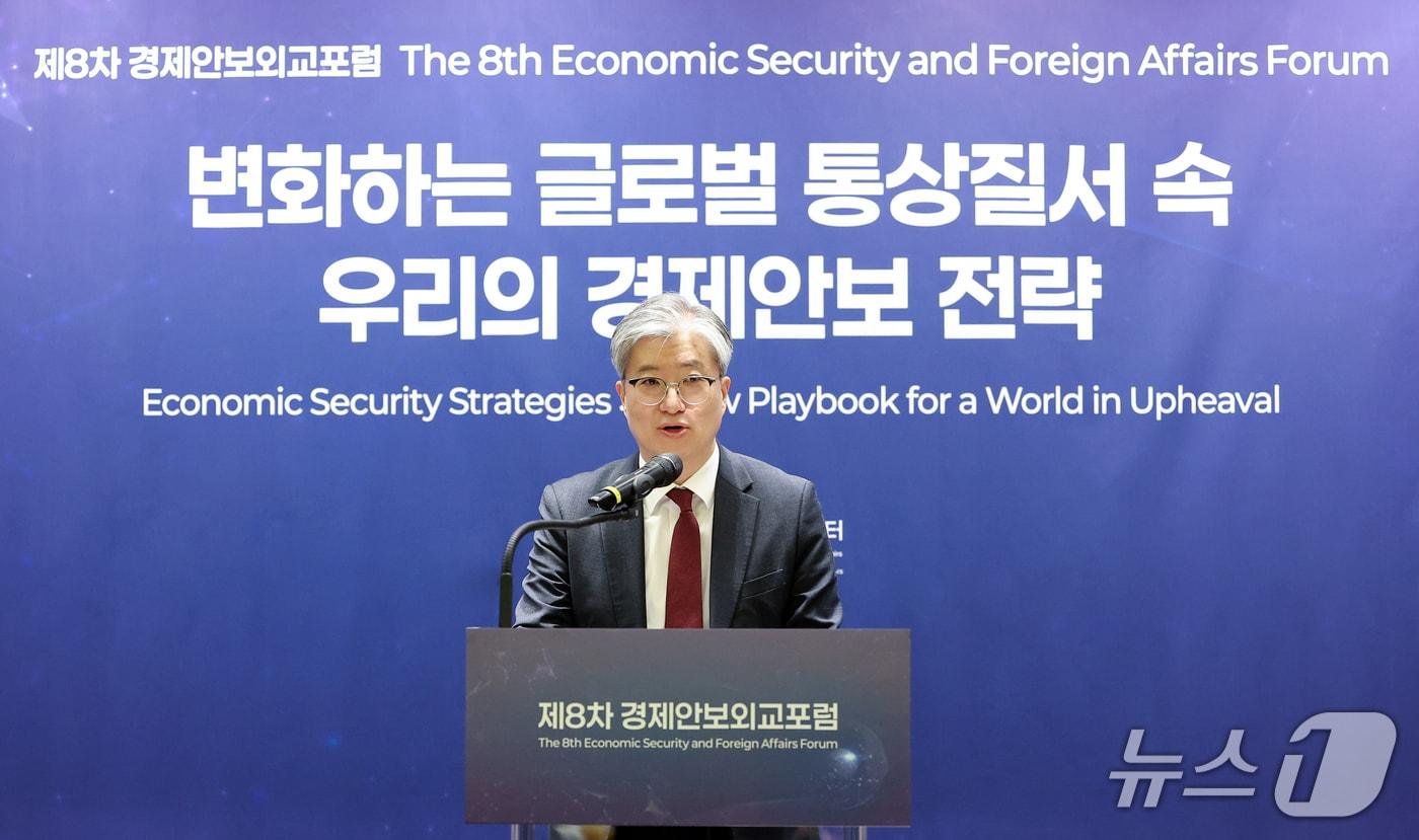 김희상 외교부 경제외교조정관이 12일  &#39;변화하는 글로벌 통상질서 속 우리의 경제안보 전략&#39;을 주제로 &#39;제8차 경제안보외교포럼&#39;에서 개회사에 나섰다. 2025.11.12. &#40;외교부 제공&#41;