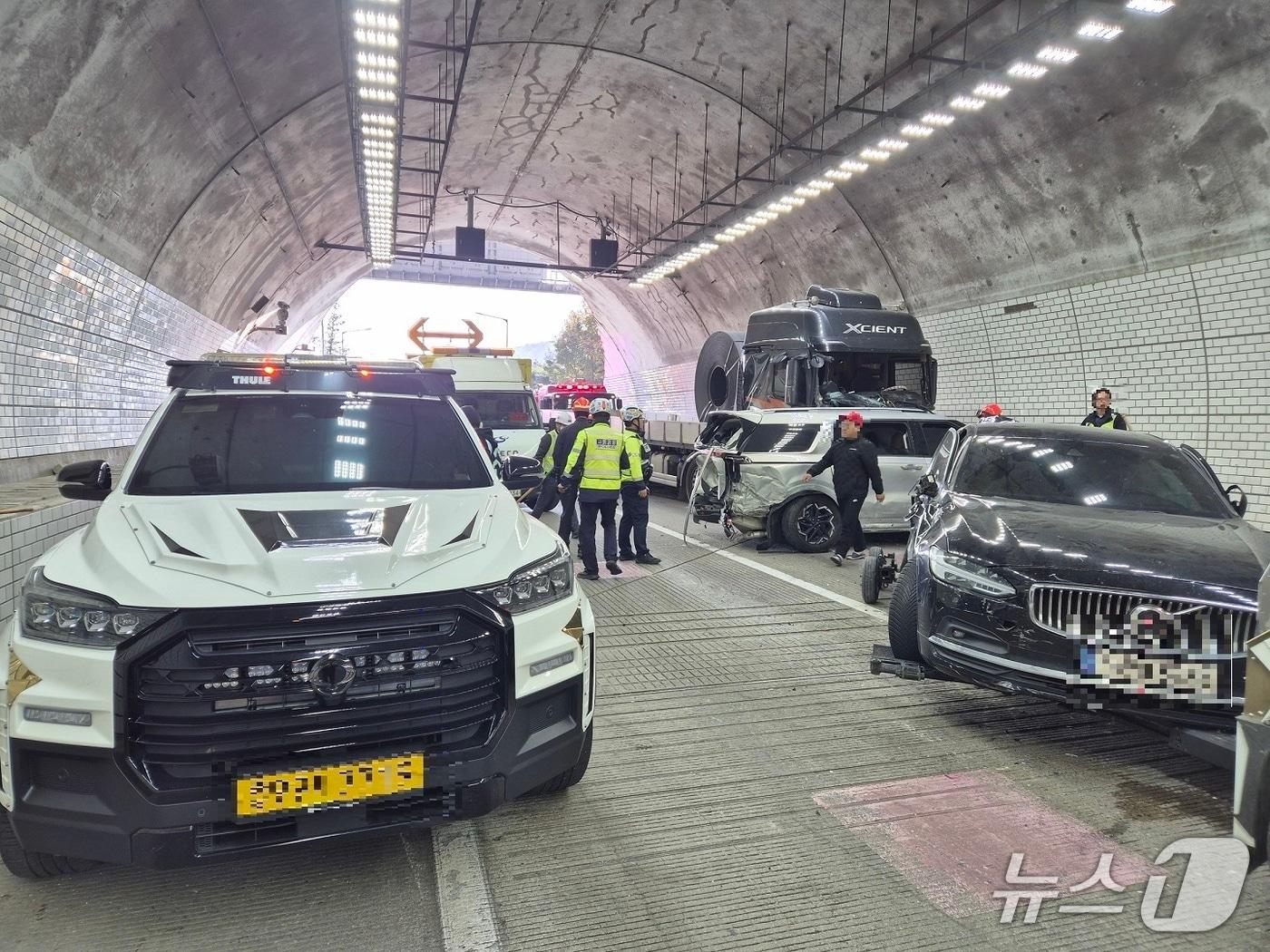 본문 이미지 -  천안논산고속도로 차령터널 교통사고 현장. &#40;공주소방서 제공, 재판매 및 DB금지&#41; / 뉴스1