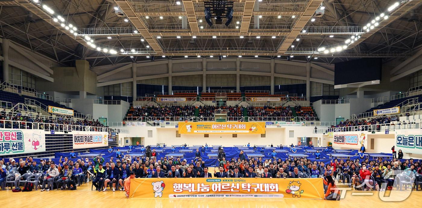 12일 부산 기장체육관에서 열린 &#39;제3회 행복나눔 어르신 탁구대회&#39; 모습 &#40;거래소 제공. 재판매 및 DB 금지&#41;