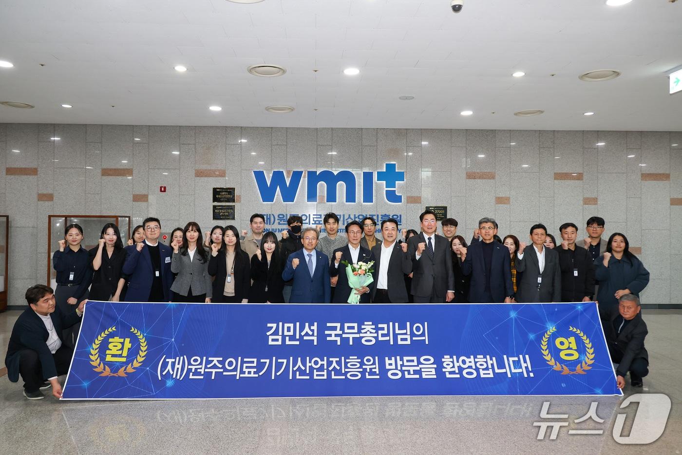 김민석 국무총리가 지난 11일 송기헌 더불어민주당 국회의원&#40;원주시 을&#41;, 원강수 강원 원주시장과 함께 원주의료기기산업진흥원을 방문해 한종현 원주의료기기산업진흥원장을 비롯한 지역 의료기기기업계 관계자들과 간담회를 갖고 기념 사진을 촬영하고 있다. &#40;원주의료기기산업진흥원 제공. 재판매 및 DB금지&#41; 2025.11.12/뉴스1