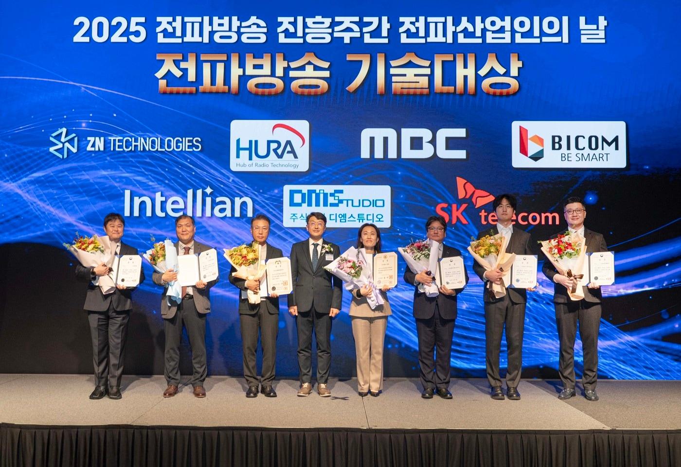 최우혁 과학기술정보통신부 네트워크정책실장&#40;왼쪽에서 네 번째&#41;과 전파방송 기술대상 수상자들이 기념 촬영을 하는 모습&#40;사진 맨 오른쪽이 류탁기 SKT 인프라기술본부장&#41; &#40;SKT 제공&#41;