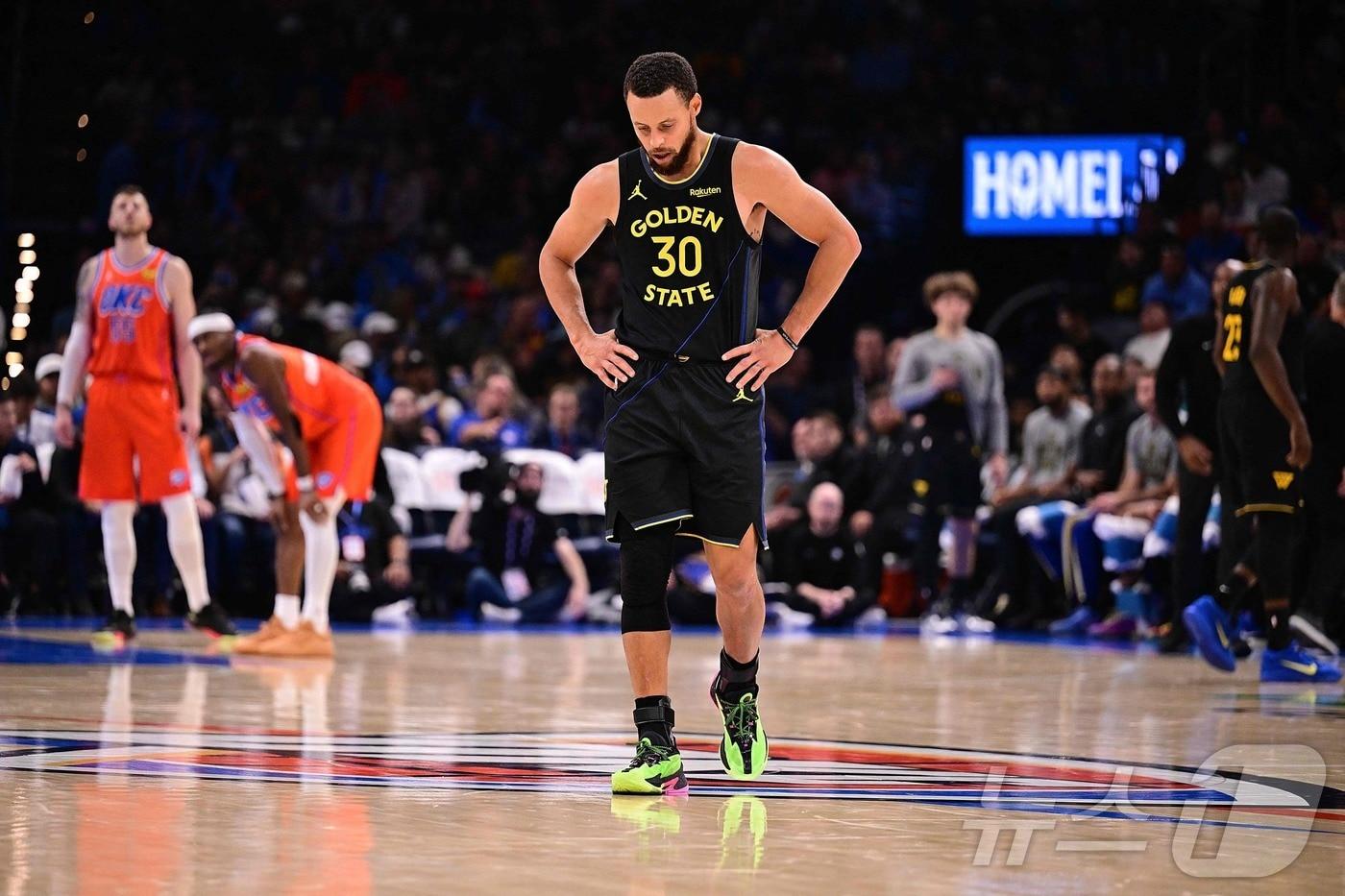 NBA 복귀전을 가진 골든스테이트 커리가 오클라호마시티전에서 고개를 숙이고 있다. ⓒ AFP=뉴스1