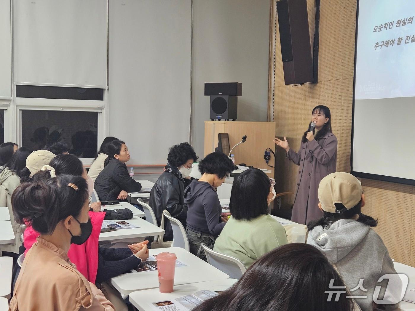 본문 이미지 - 대구 행복북구문화재단은 오는 12월20일까지 대현도서관에서 인문학 특강을 진행한다.(행복북구문화재단 제공. 재판매 및 DB금지)