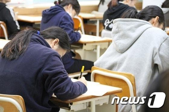 본문 이미지 -  충남 홍성여고에서 수험생들이 수능시험을 치르고 있다. ⓒ News1