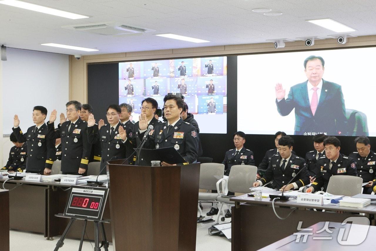 본문 이미지 - 최용철 경기도소방재난본부장 전담 직무대리가 12일 경기도의회 안전행정위원회 행정사무감사에 참석해 선서하고 있다. 2025.11.12/뉴스1 ⓒ News1 김기현 기자