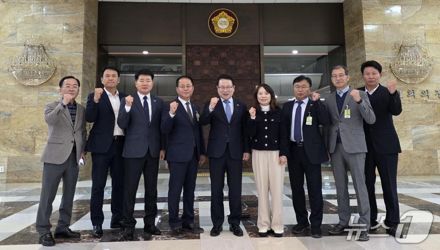 12일 정헌율 익산시장이 국회 예산결산특별위원회 심사 일정에 맞춰 국회를 방문해 막바지 예산 확보전에 나섰다.&#40;익산시 제공. 재판매 및 DB 금지&#41;