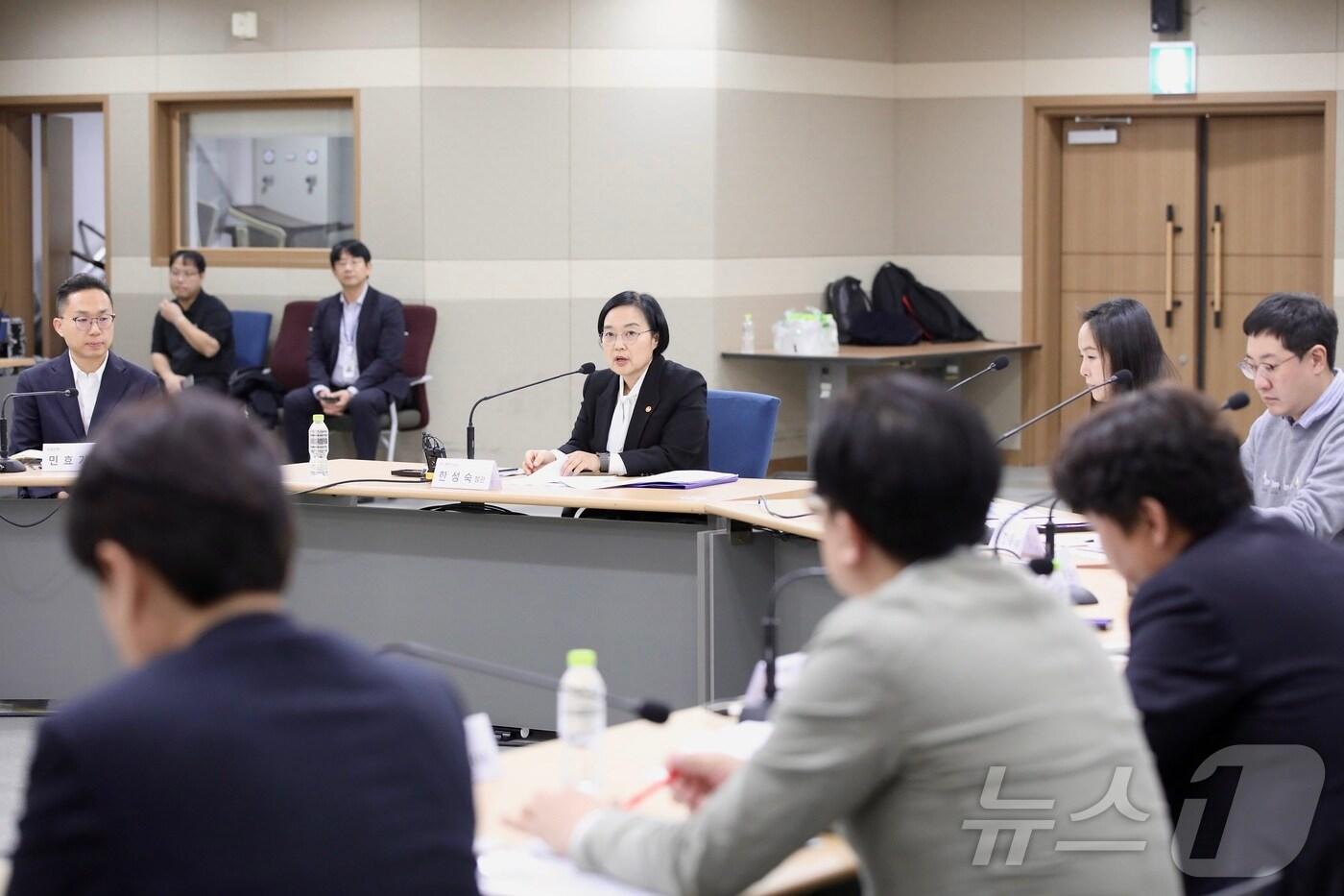 중기부는 12일 인천국제공항에 위치한 우정사업본부 국제우편물류센터에서 간담회를 열고 &#39;중소기업 온라인 수출 활성화 방안&#39;을 논의했다. &#40;중기부 제공&#41;