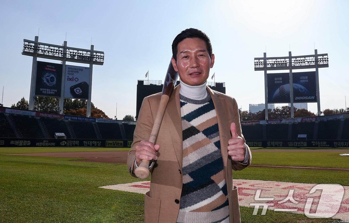 2025 KBO리그 통합우승을 이룬 염경엽 LG 트윈스 감독이 12일 서울 잠실야구장에서 뉴스1과의 인터뷰에 앞서 포즈를 취하고 있다. 2025.11.12/뉴스1 ⓒ News1 김성진 기자