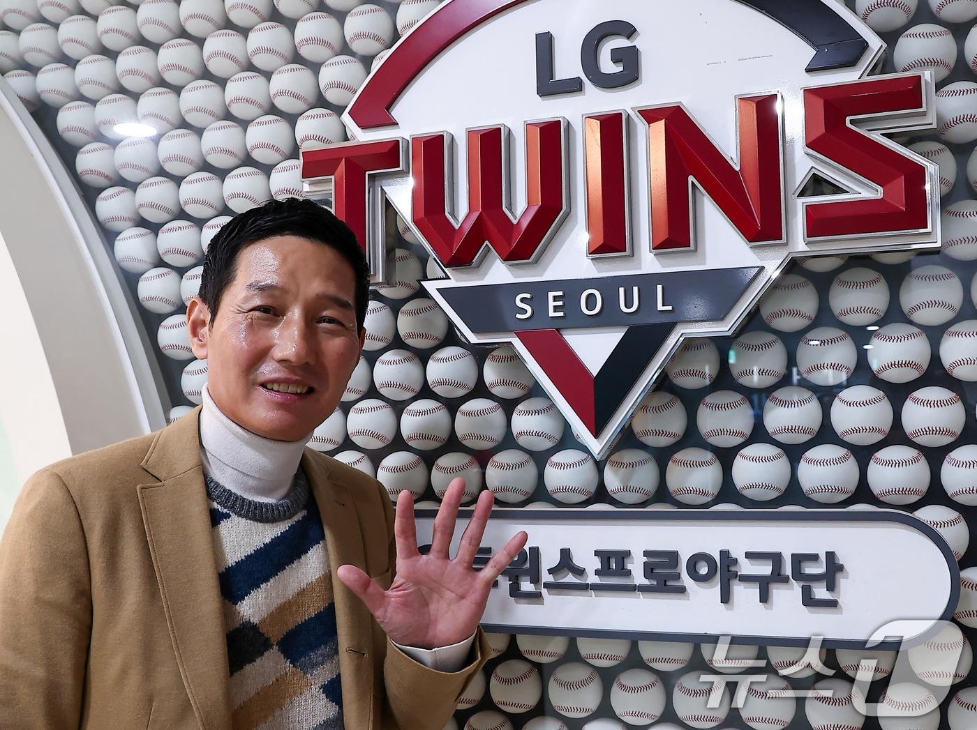 본문 이미지 - 2025 KBO리그 통합우승을 이룬 염경엽 LG 트윈스 감독이 12일 서울 잠실야구장에서 뉴스1과의 인터뷰에 앞서 포즈를 취하고 있다. 2025.11.12/뉴스1 ⓒ News1 김성진 기자