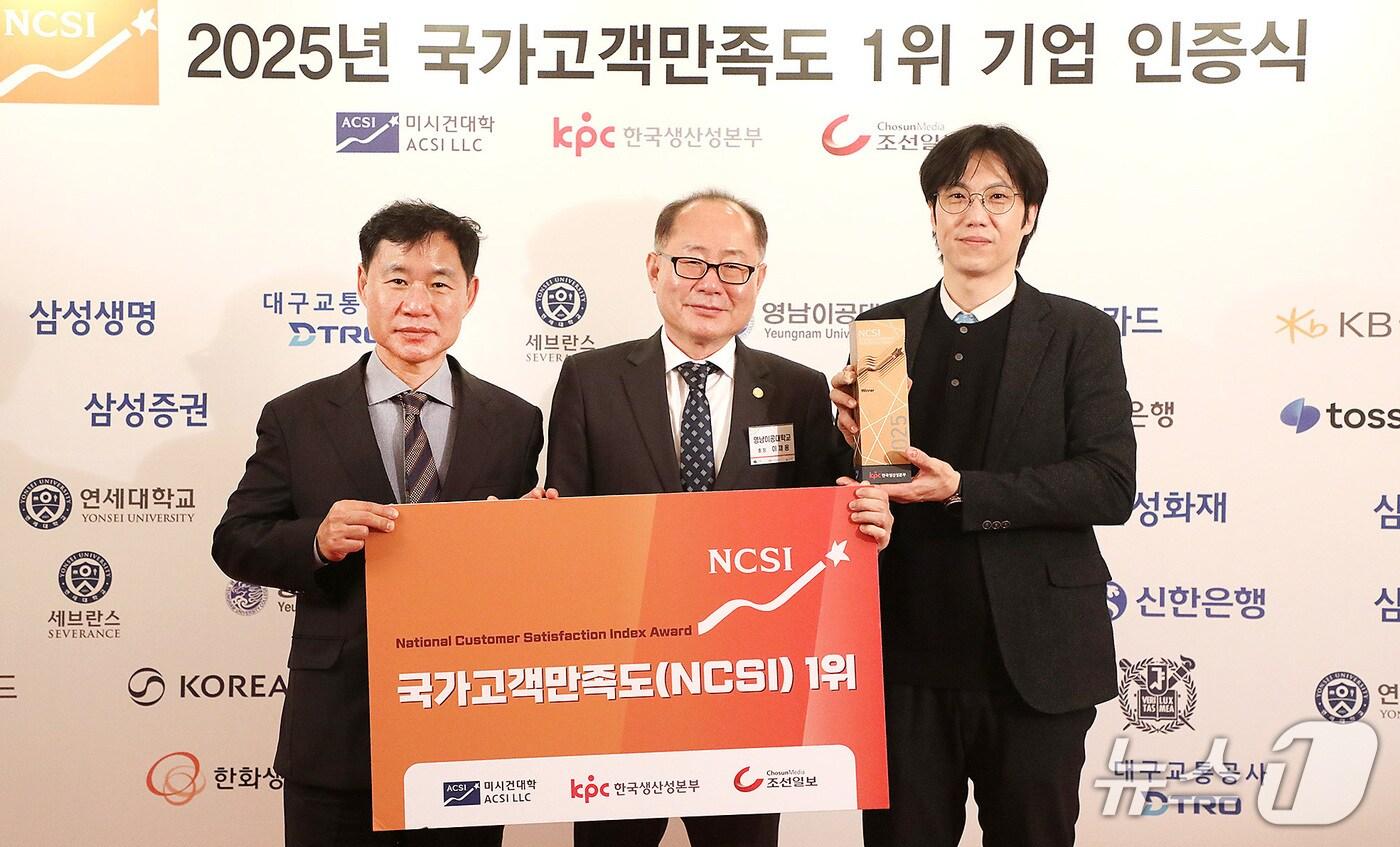 &#39;2025년 국가고객만족도 1위 기업 인증식&#39;에서 이재용 영남이공대 총장&#40;가운데&#41;과 이종락 기획처장&#40;왼쪽&#41;, 최영오 학생복지처장이 기념촬영을 하고 있다. &#40;영남이공대 제공. 재판매 및 DB금지&#41;