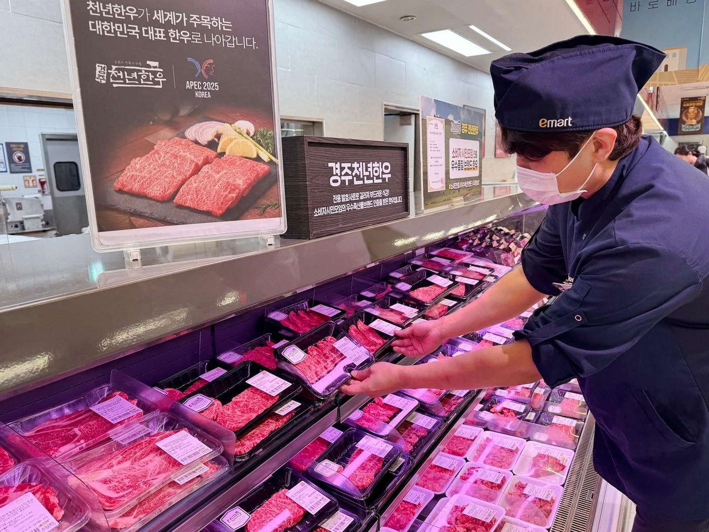 본문 이미지 - 이마트 경주 천년한우부터 생삼치, 방어무침회 등 전국 각지의 신선한 제철 먹거리를 최대 50% 할인 판매한다&#40;이마트제공&#41;