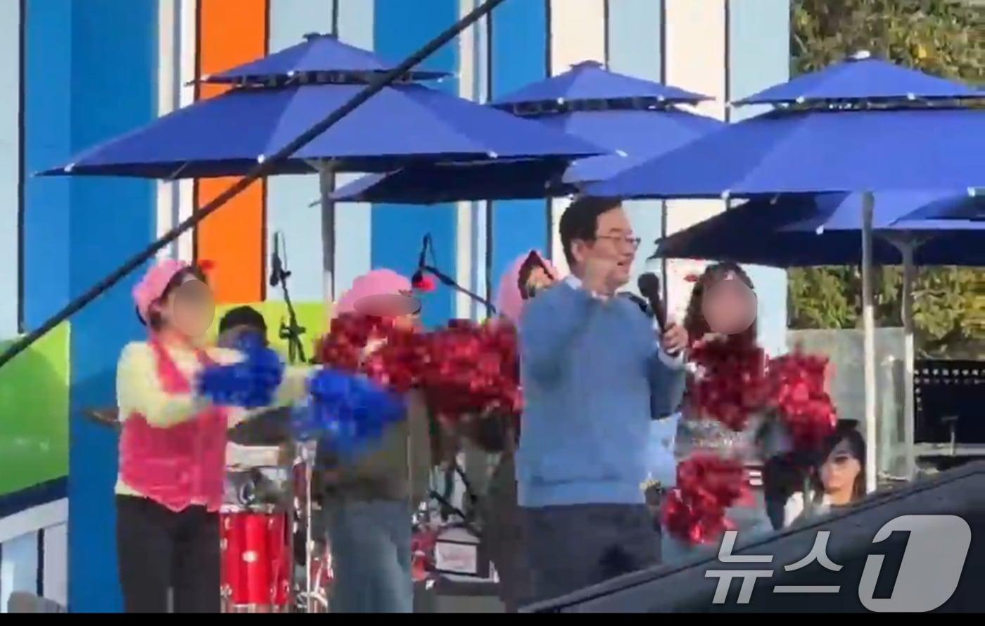 지난 6일 광주 북구 동강대에서 진행된 KBS 전국노래자랑 광주 북구편 녹화 당시 문인 북구청장과 여간부들이 퍼포먼스를 하고 있다.&#40;독자 제공. 재판매 및 DB 금지&#41; 2025.11.12/뉴스1 ⓒ News1 박지현 기자