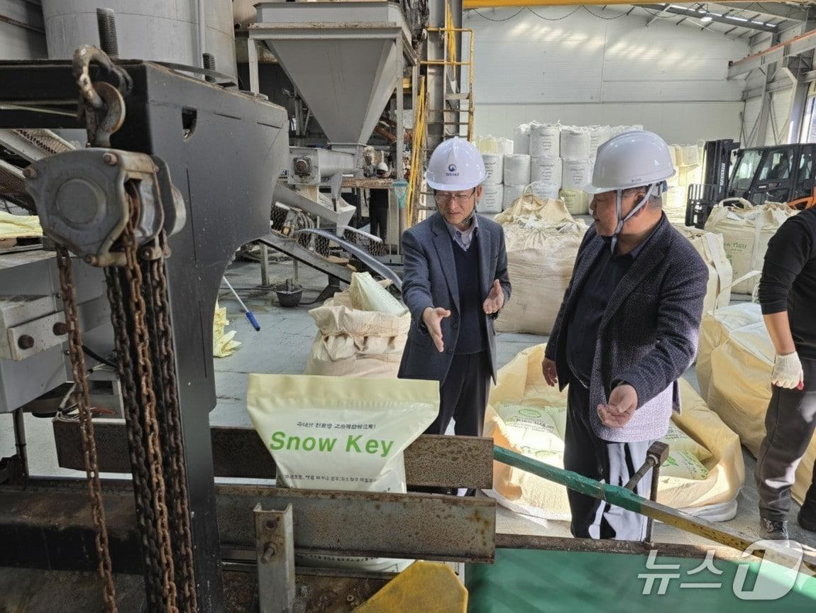 본문 이미지 - 이경원 강원조달청장은 12일 횡성군에 위치한 친환경 제설제 생산기업 &#39;㈜지오에코텍&#40;대표 김운철&#41;&#39;을 찾아 겨울철 폭설에 대비한 제설 용품 생산 및 공급 현황을 점검했다.&#40;강원조달청 제공. 재판매 및 DB금지&#41;/뉴스1