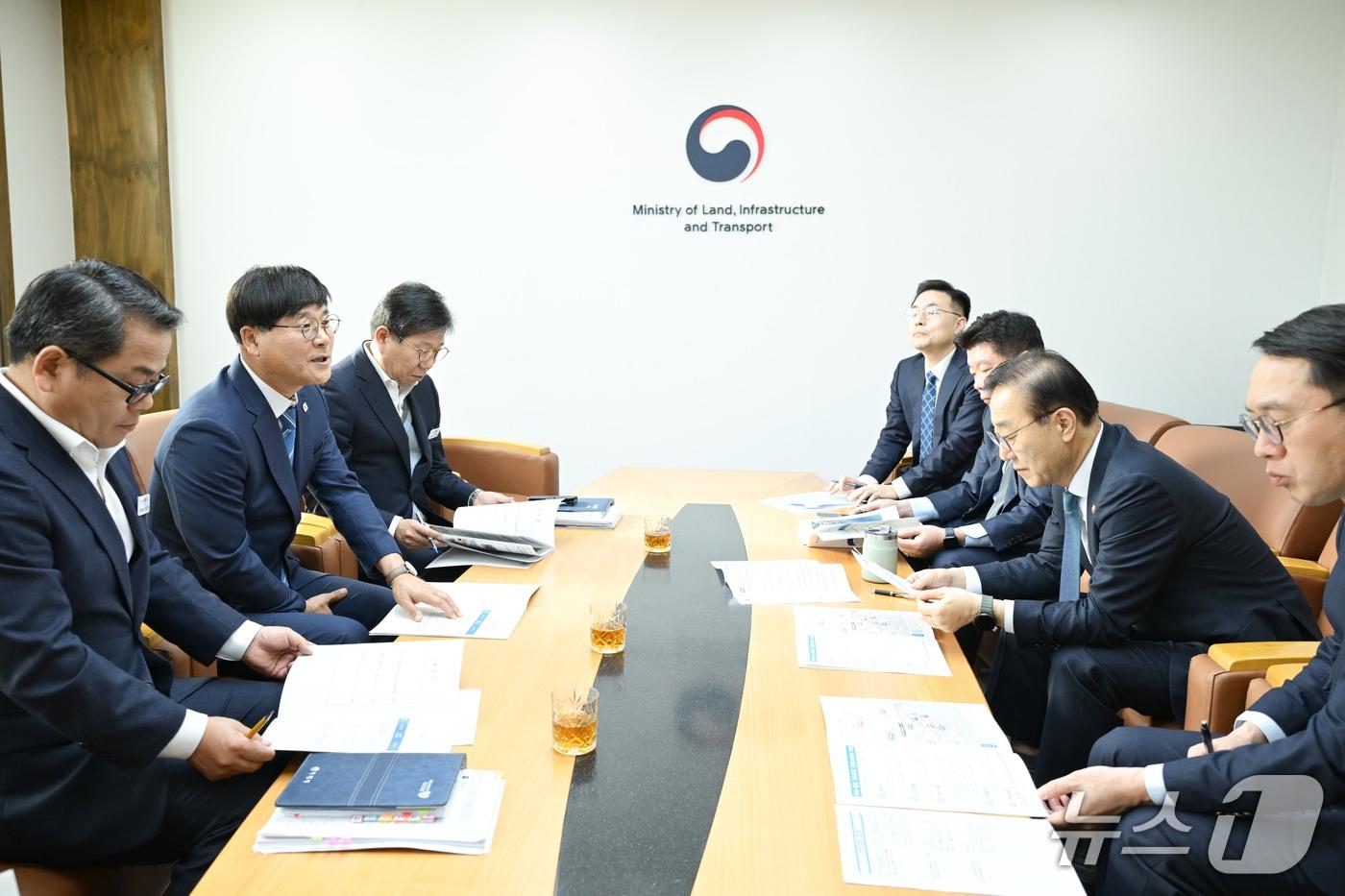 국토교통부를 찾은 변광용 거제시장이 남부내륙철도 착공식 등 지역 현안 사업을 설명하고 있다.&#40;거제시 제공. 재판매 및 DB금지&#41;