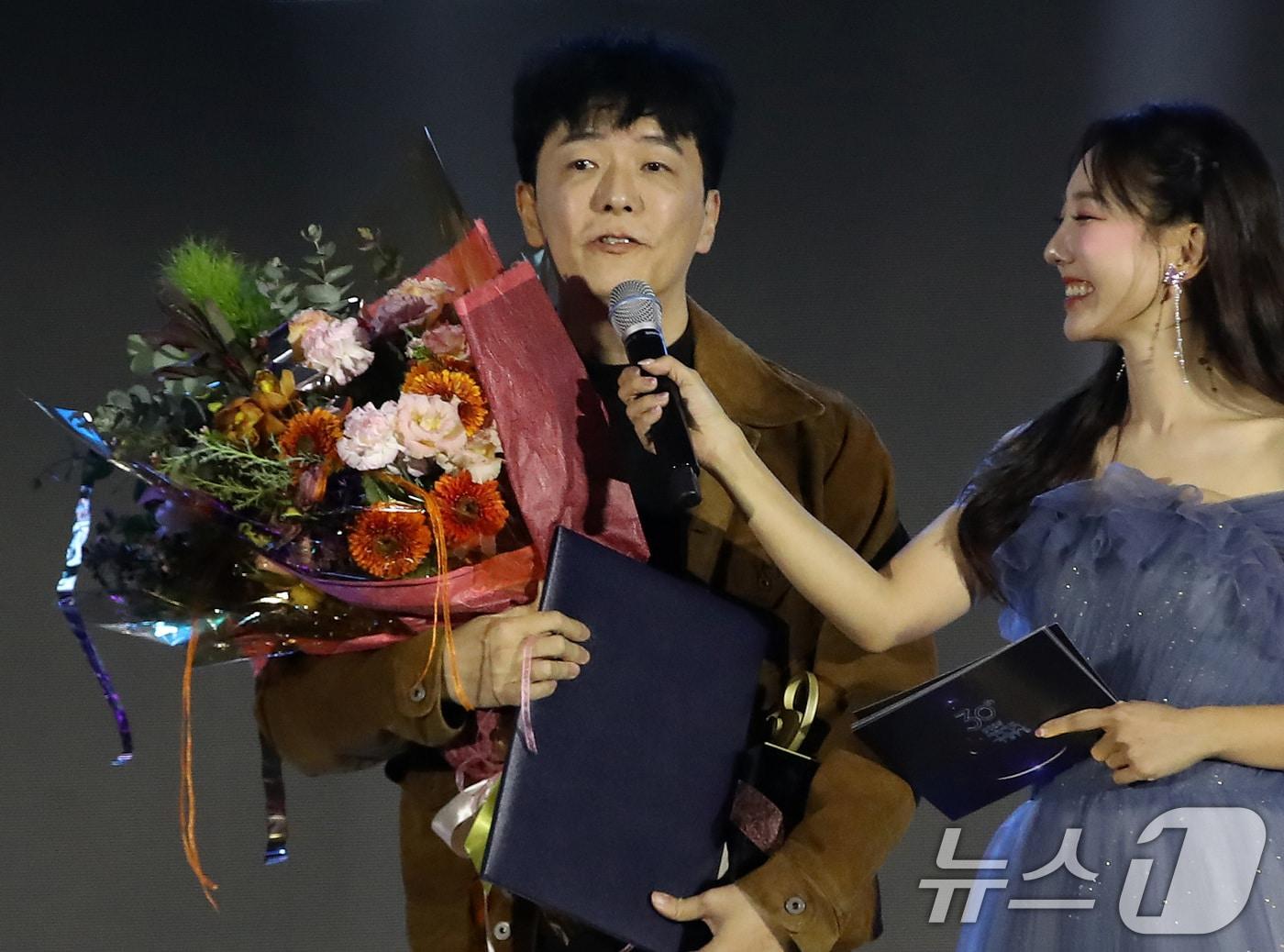 본문 이미지 - 12일 오후 부산 해운대구 벡스코 제2전시장에서 열린 '2025 대한민국 게임대상 시상식'에서 대상인 대통령상을 수상한 '마비노기 모바일'의 제작사 데브캣 김동건 대표가 수상 소감을 말하고 있다. 2025.11.12/뉴스1 ⓒ News1 윤일지 기자