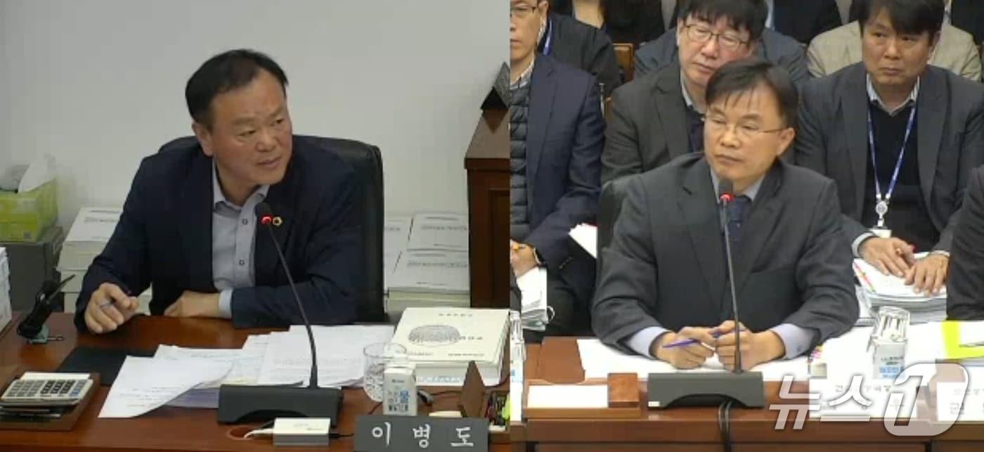 12일 이병도 전북도의원&#40;왼쪽&#41;이 행정사무감사에서 질의를 하고 있다.&#40;의회방송캡쳐. 재판매 및 DB금지&#41;2025.11,12/뉴스1