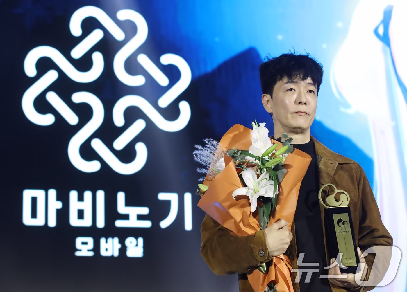 본문 이미지 - 12일 오후 부산 해운대구 벡스코 제2전시장에서 열린 &#39;2025 대한민국 게임대상 시상식&#39;에서 대상인 대통령상을 수상한 &#39;마비노기 모바일&#39;의 제작사 데브캣 김동건 대표가 기념촬영을 하고 있다. ⓒ News1 윤일지 기자