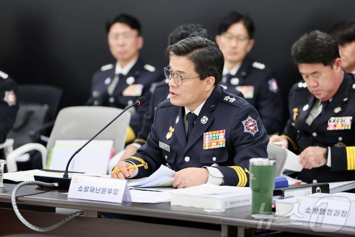 본문 이미지 - 최용철 경기도소방재난본부장 전담 직무대리가 12일 경기도의회 안전행정위원회 행정사무감사에 출석해 의원 질의에 답하고 있다. (경기도소방재난본부 제공. 재판매 및 DB 금지) 2025.11.12 ⓒ 뉴스1 김기현 기자