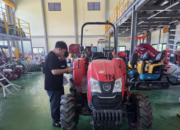 본문 이미지 - 농업용 트랙터 안전장치 조사 &#40;농촌진흥청 제공&#41; 2025.11.12 /뉴스1