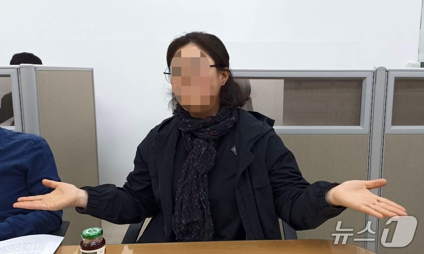 사설 체육관에서 운동하다 척수 손상으로 하반신이 마비된 9살 초등생의 어머니가 12일 괴산군청에서 기자회견을 하고 있다.2025.11.12./뉴스1