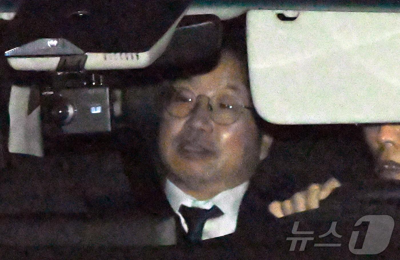 대장동 개발비리 사건 항소 포기 여파로 사의를 표명한 노만석 검찰총장 직무대행이 12일 서울 서초구 대검찰청에서 퇴근하고 있다. &#40;공동취재&#41; 2025.11.12/뉴스1 ⓒ News1 김진환 기자