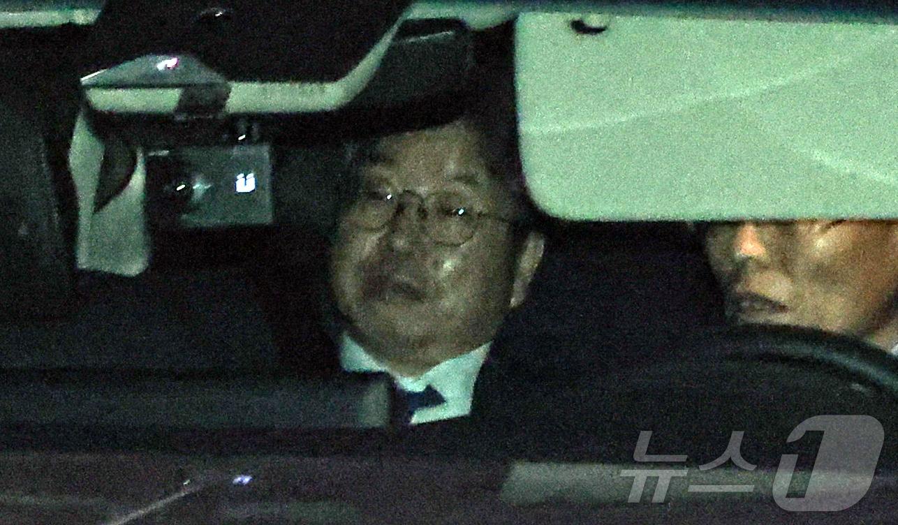 본문 이미지 - 대장동 개발 비리 사건 항소 포기 여파로 사의를 표명한 노만석 검찰총장 직무대행이 12일 서울 서초구 대검찰청에서 퇴근하고 있다. &#40;공동취재&#41; 2025.11.12/뉴스1 ⓒ News1 김진환 기자