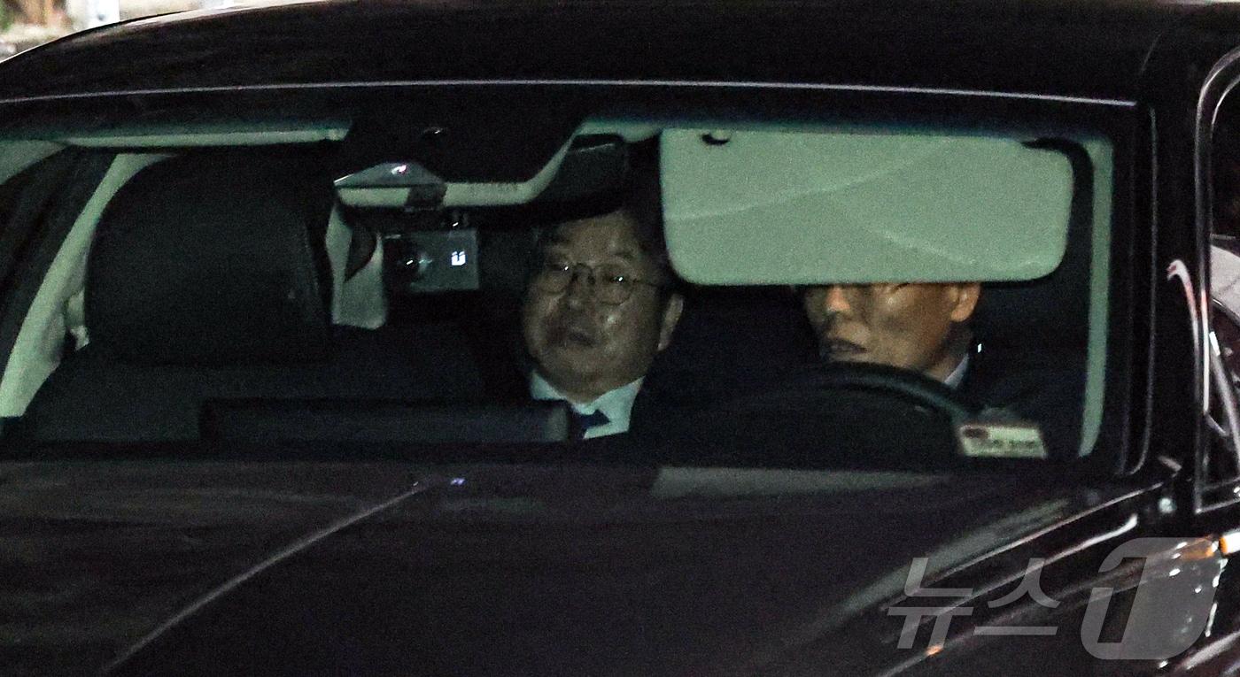 대장동 개발비리 사건 항소 포기 여파로 사의를 표명한 노만석 검찰총장 직무대행이 12일 서울 서초구 대검찰청에서 퇴근하고 있다. (공동취재) 2025.11.12/뉴스1 ⓒ News1 김진환 기자