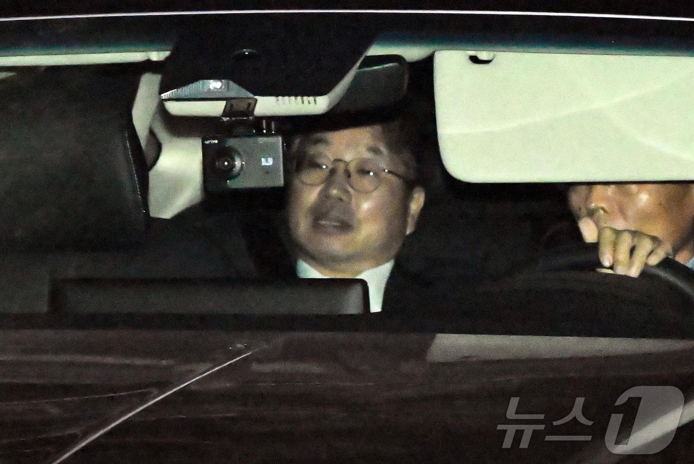 대장동 개발비리 사건 항소 포기 여파로 사의를 표명한 노만석 검찰총장 직무대행이 12일 서울 서초구 대검찰청에서 퇴근하고 있다. &#40;공동취재&#41; 2025.11.12/뉴스1 ⓒ News1 김진환 기자