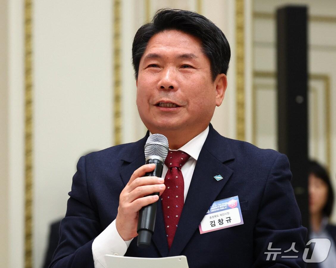 본문 이미지 - 김창규 제천시장이 12알 대통령 주재 국정설명회에서 지방 인력운영 제도 개선 등을 건의했다. &#40;제천시 제공. 재판매 및 DB금지&#41;/뉴스1 