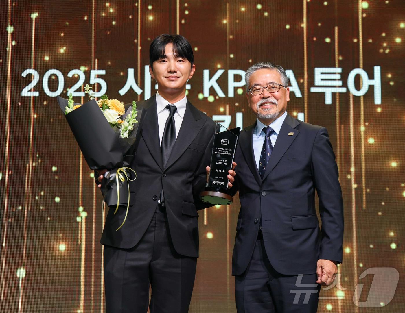 본문 이미지 - 2025 시즌 한국프로골프&#40;KPGA&#41; 투어 상금랭킹 1위를 기록한 프로골퍼 옥태훈&#40;왼쪽&#41; &#40;KPGA 제공, 재판매 및 DB 금지&#41; 2025.11.12/뉴스1 ⓒ News1 김진환 기자