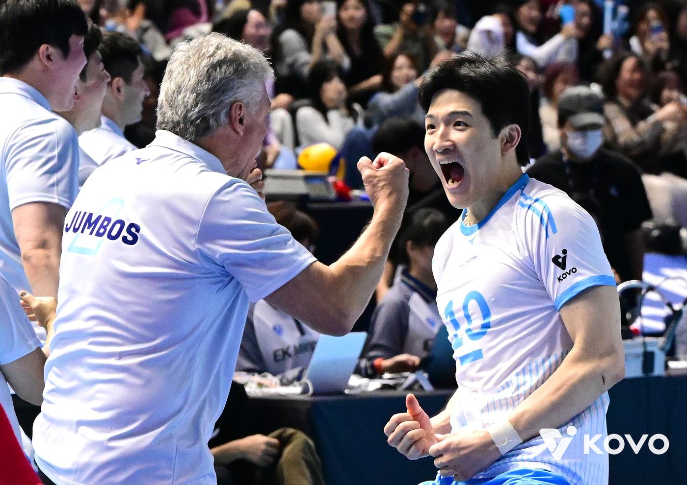 대한항공이 삼성화재를 꺾고 4연승과 함께 V리그 선두로 도약했다.&#40;KOVO제공&#41; 