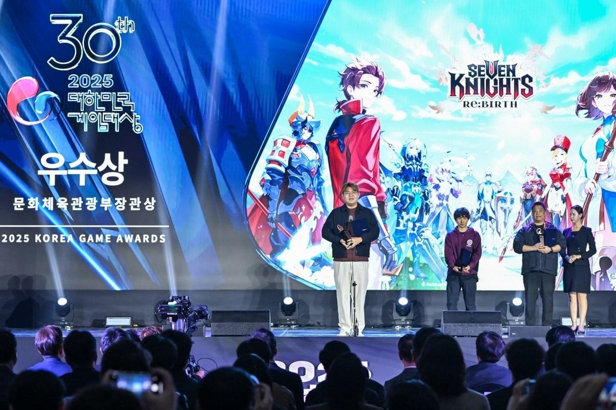 본문 이미지 - 김정민 넷마블넥서스 대표가 12일 부산 벡스코에서 열린 &#39;2025 대한민국 게임대상&#39; 시상식에서 우수상 수상 소감을 말하고 있다.&#40;넷마블 제공. 재판매 및 DB금지&#41;2025.11.12/뉴스1