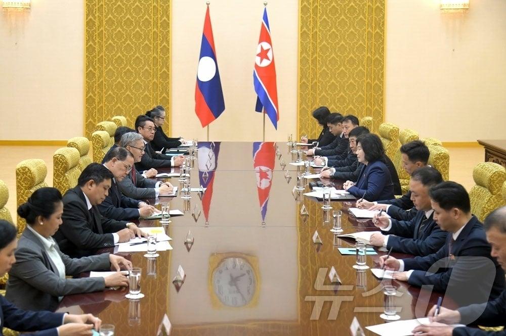 본문 이미지 - &#40;평양 노동신문=뉴스1&#41; = 북한 노동당 기관지 노동신문은 13일 &#34;조선민주주의인민공화국 외무상 최선희동지와 라오스인민민주주의공화국 외무상 통싸완 폼비한동지사이의 회담이 12일 만수대의사당에서 진행되였다＂고 보도했다. [국내에서만 사용가능. 재배포 금지. DB 금지. For Use Only in the Republic of Korea. Redistribution Prohibited] rodongphoto@news1.kr