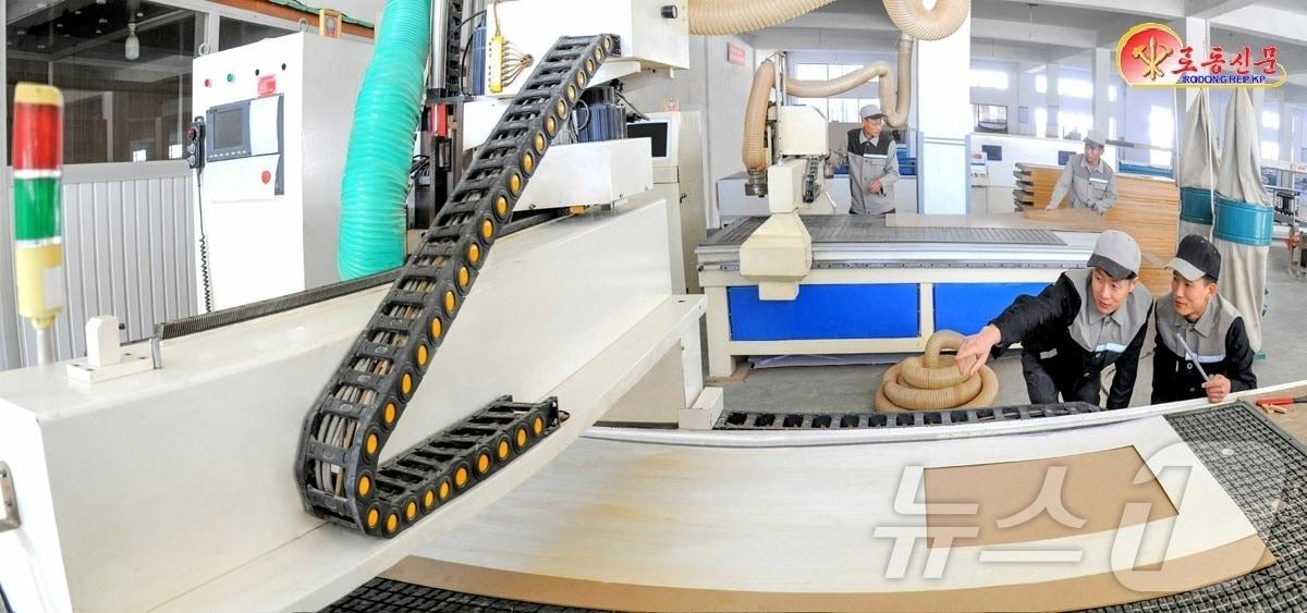 본문 이미지 - &#40;평양 노동신문=뉴스1&#41; = 북한 노동당 기관지 노동신문은 13일 &#34;살림집 건설장들에 필요한 건구생산에 힘을 넣고 있다＂며 평양목재공장을 조명했다. [국내에서만 사용가능. 재배포 금지. DB 금지. For Use Only in the Republic of Korea. Redistribution Prohibited] rodongphoto@news1.kr