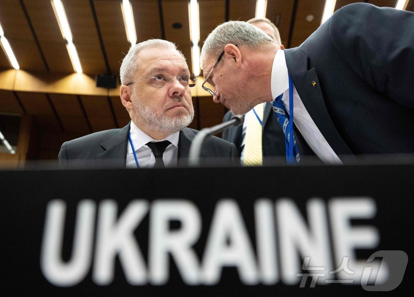 본문 이미지 - 올해 7월 이전까지 우크라이나 에너지부 장관을 지낸 게르만 갈루슈첸코 법무부 장관&#40;왼쪽&#41;. 2024년 12월 12일 오스트리아 빈에 위치한 국제원자력기구&#40;IAEA&#41; 본부에서 열린 이사회 회의에 참석한 모습.ⓒ AFP=뉴스1