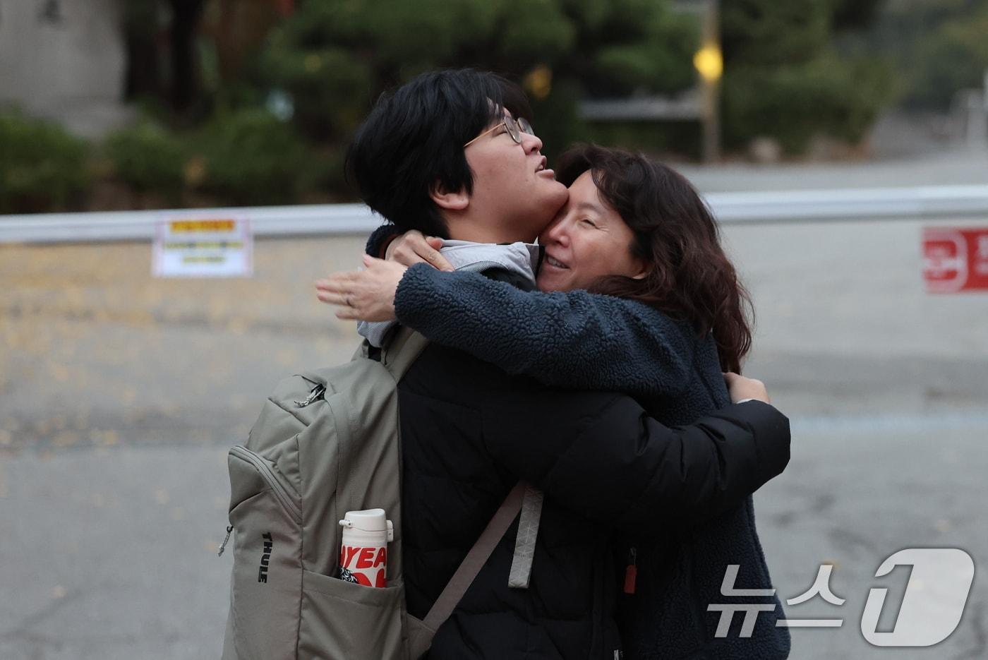2026학년도 대학수학능력시험일인 13일 오전 서울 종로구 경복고등학교 앞에서 수험생이 어머니의 응원을 받으며 고사장으로 향하고 있다. 2025.11.13/뉴스1 ⓒ News1 안은나 기자