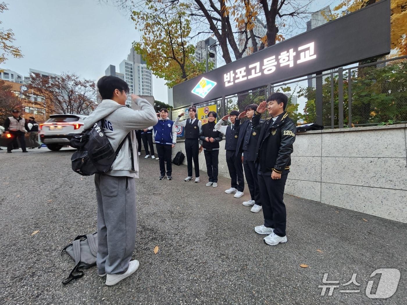 본문 이미지 - 2026학년도 대학수학능력시험 고사장이 마련된 서울 서초구 반포고등하교 앞에서 수험생이 후배들의 응원을 받으며 입장하고 있다.  2025.11.13/뉴스1 ⓒ News1 권진영 기자
