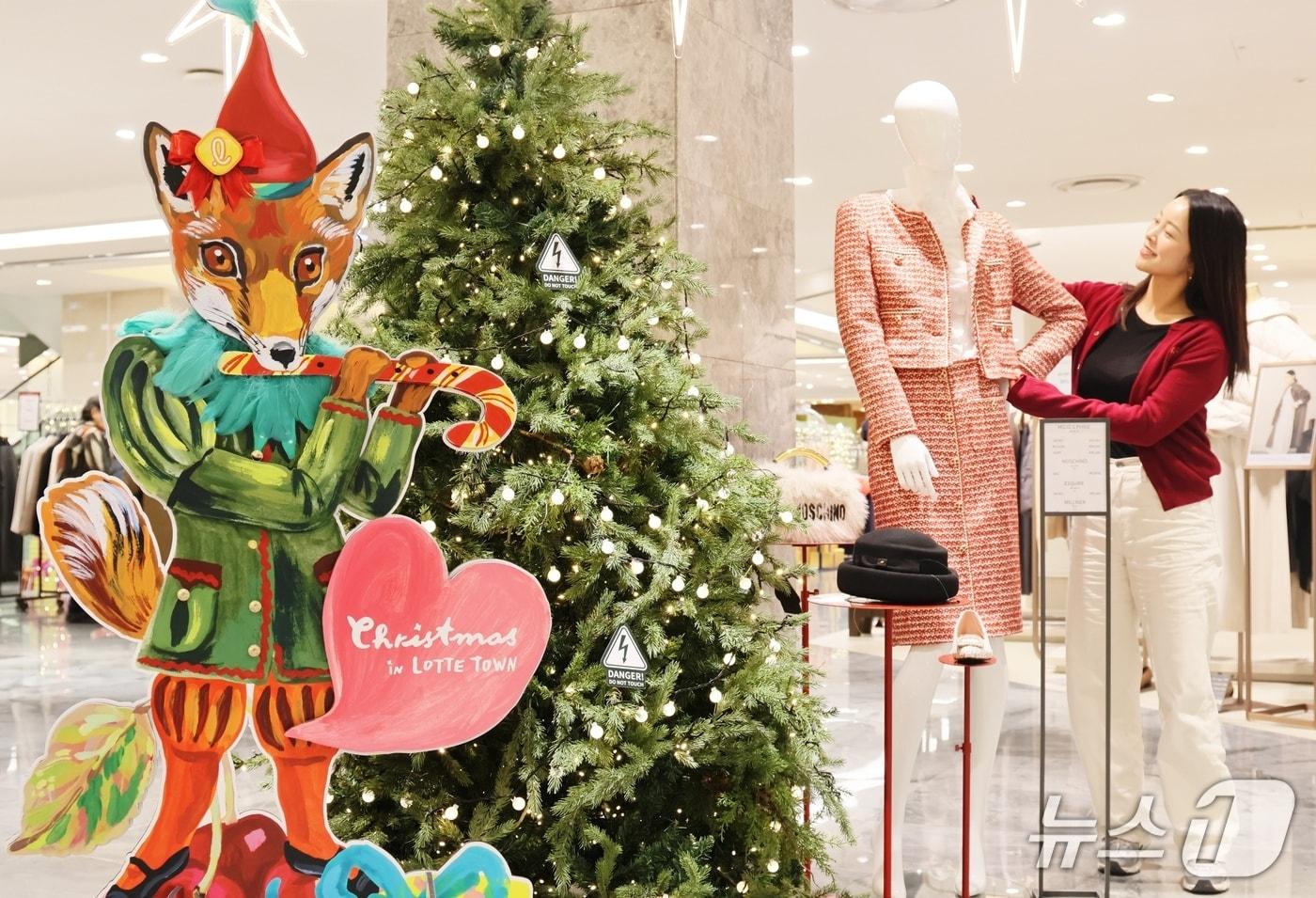 2025년 마지막 세일을 앞두고 롯데백화점 대구점 직원들이 크리스마스 장식 연출 공간에 겨울 상품을 진열하고 있다.(롯데백화점 대구점 제공, 재판매 및 DB 금지)