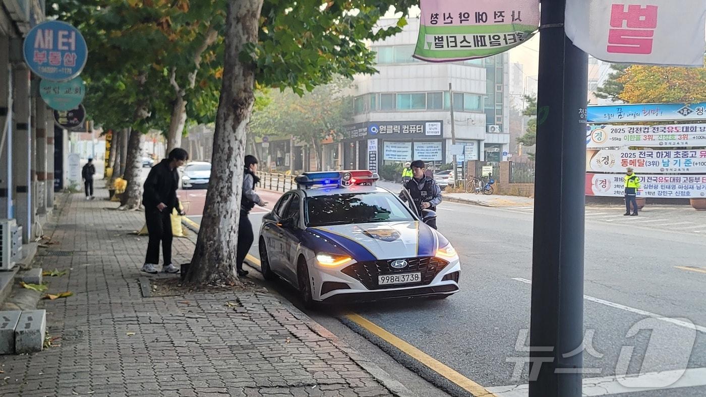 대학수학능력시험일인 13일 오전 충북 청주시 상당구 '충북교육청 55지구 제6시험장'에서 아날로그 시계를 두고 온 수험생이 순찰차를 타고 시계를 사 온 뒤 무사히 입실했다.2025.11.13./뉴스1 임양규 기자