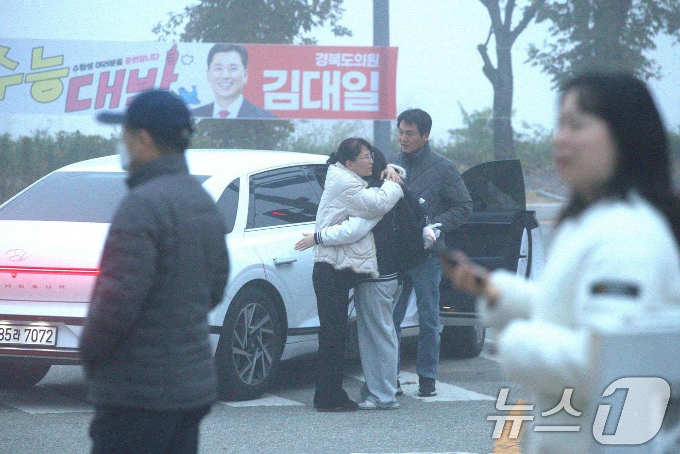 13일 오전 7시 경북 안동 성희여고 앞에서 한 학부모가 수능시험을 보러가는 딸을 포옹했다.2025.11.13/뉴스1 ⓒ News1 신성훈 기자