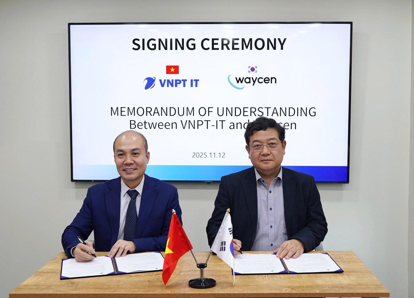 본문 이미지 - 호앙 VNPT IT 대표&#40;왼쪽&#41;와 김경남 웨이센 대표&#40;오른쪽&#41;가 MoU 문서에 서명을 하고 있다. &#40;웨이센 제공&#41;