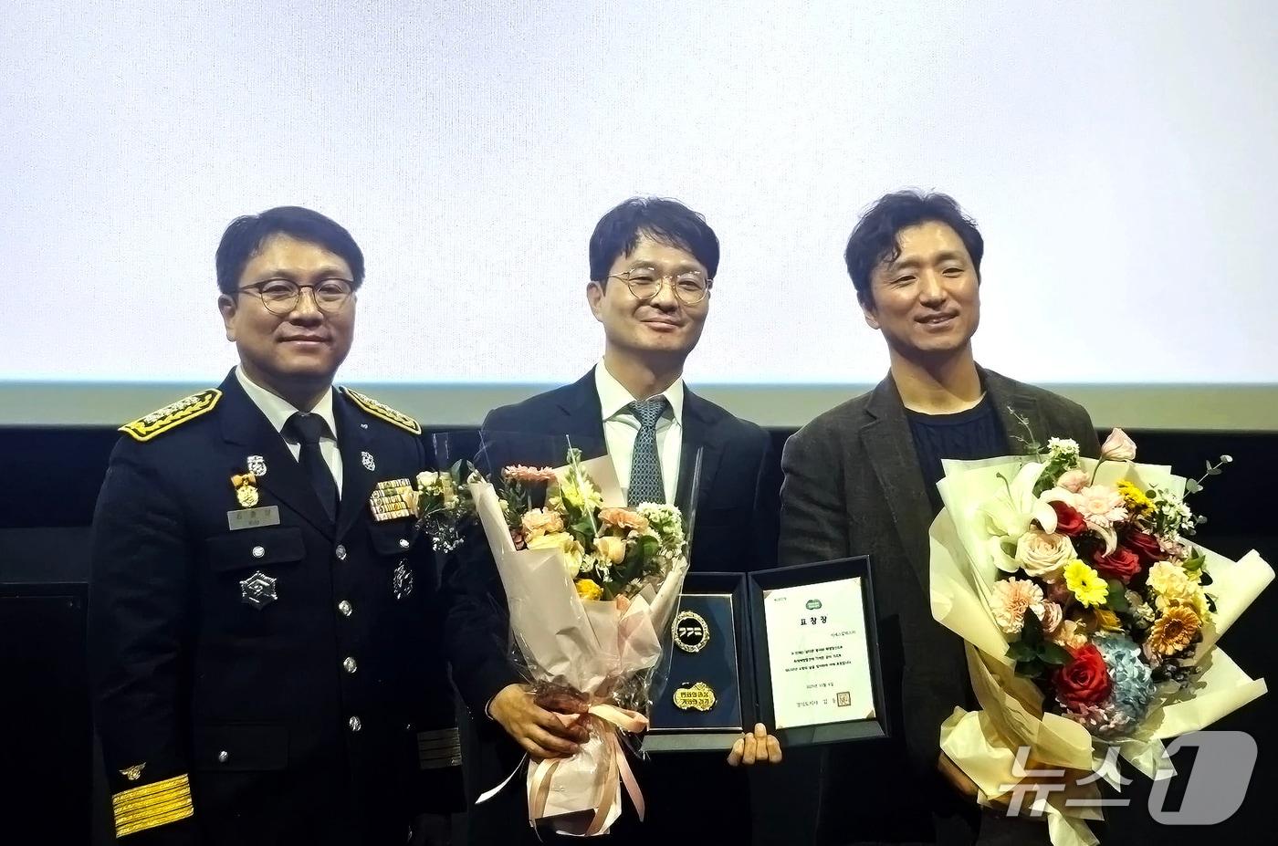 용인서부소방서 김중양 서장, GS칼텍스 Mobility & Marketing 기획부문 조도현 상무, 전지훈 Network Value-up팀 팀장&#40;사진 왼쪽부터&#41;이 기념촬영을 하고 있다. &#40;사진제공 = GS칼텍스&#41; 