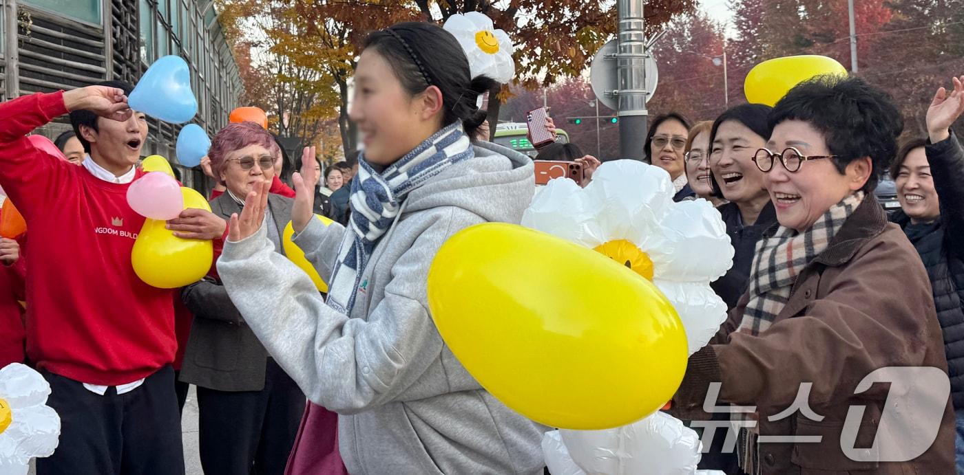 2026학년도 대학수학능력 시험일인 13일 전북 전주시 전주사대부고 앞에서 한 수험생이 응원을 받고 있다. 2025.11.13/뉴스1 ⓒ News1 유경석 기자
