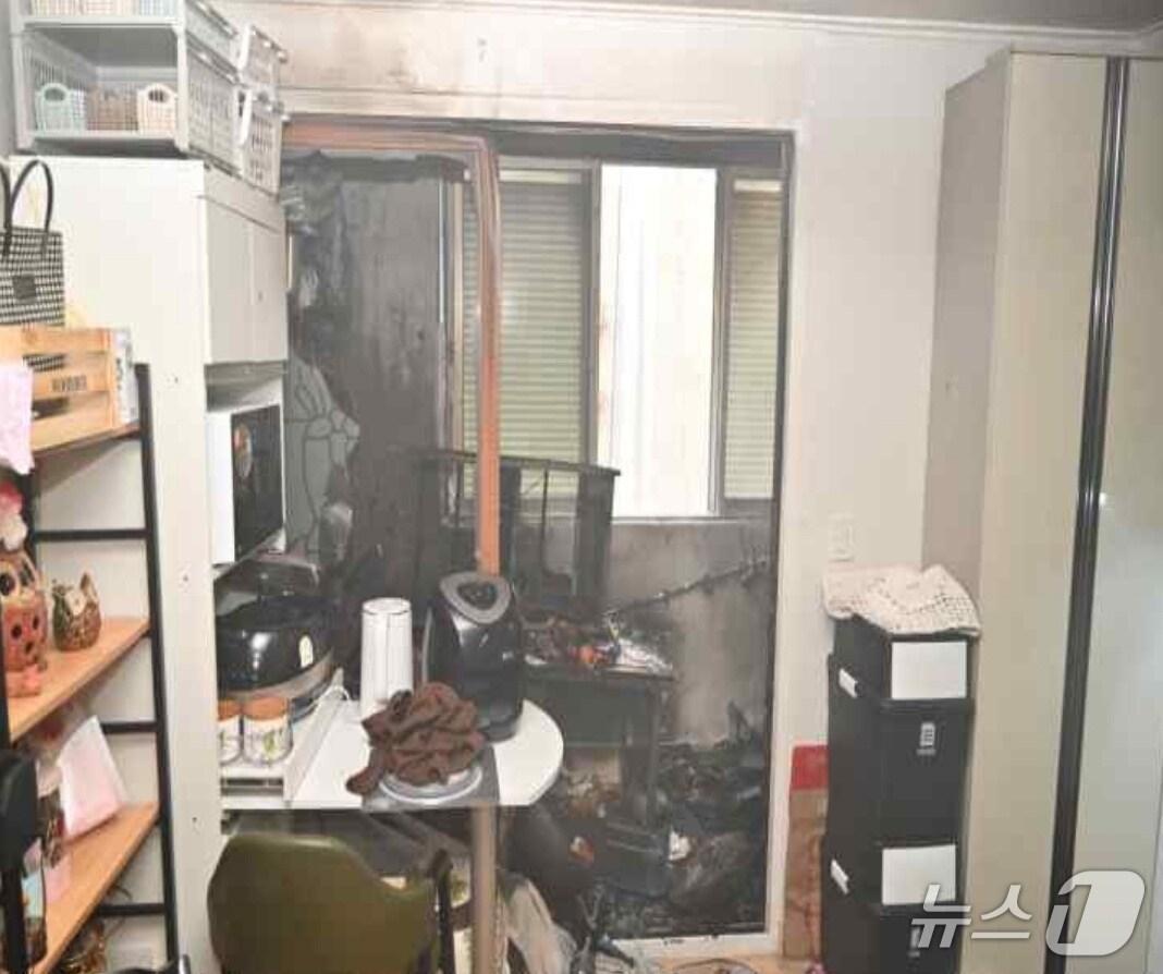 본문 이미지 - 12일 오후 2시17분쯤 대구 북구의 한 다가구 주택에서 양초 발화로 추정되는 불이 나 가재도구 등이 탔다.(대구소방안전본부 제공. 재판매 및 DB금지)