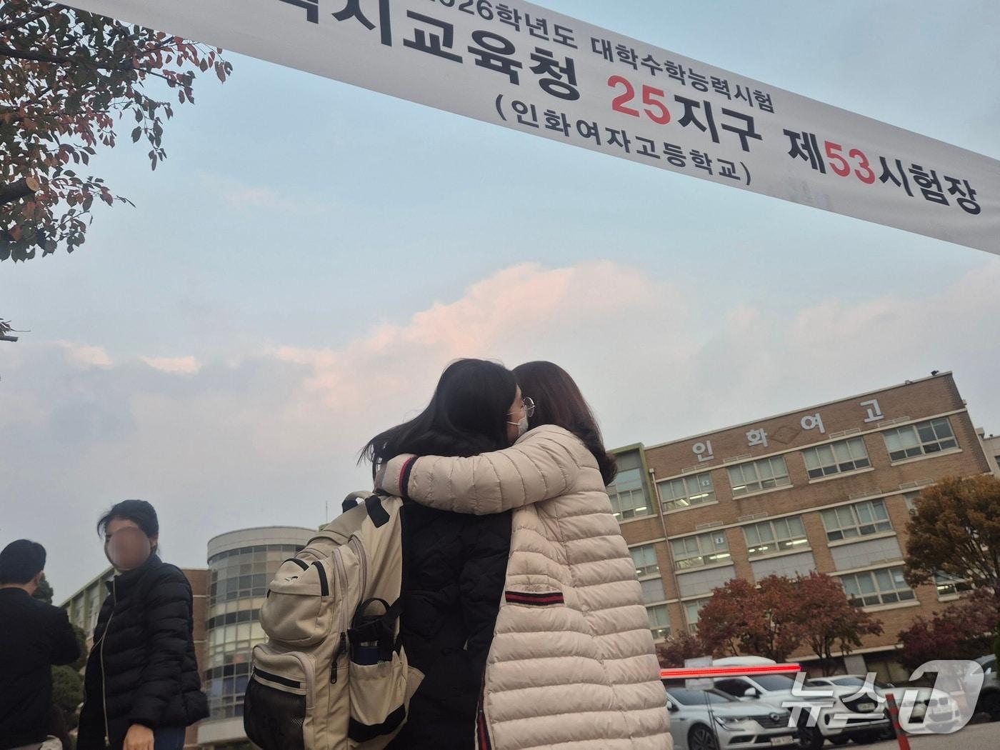 본문 이미지 - 13일 2026학년도 대학수학능력시험에 나선 홍은소 양&#40;19&#41;을 응원하고 있는 그의 어머니/뉴스1 