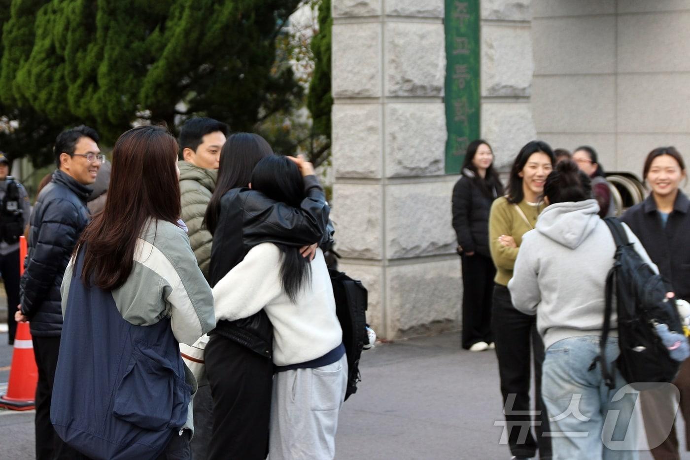 13일 오전 제주도교육청 95지구 제5시험장인 제주고등학교 앞에서 선생님들이 수험생들을 응원하고 있다.2025.11.13/뉴스1 ⓒ News1 홍수영 기자