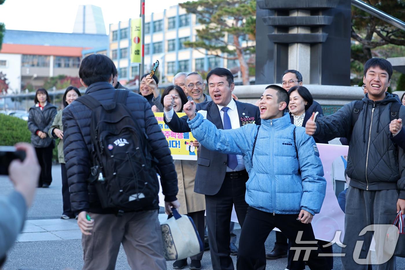 2026학년도 대학수학능력시험일인 13일 오전 광주시 교육청 26지구 제21시험장인 광주 서석고등학교에서 이정선 교육감이 한 수험생이 친구를 응원하고 있다. 2025.11.13/뉴스1 ⓒ News1 이승현 기자