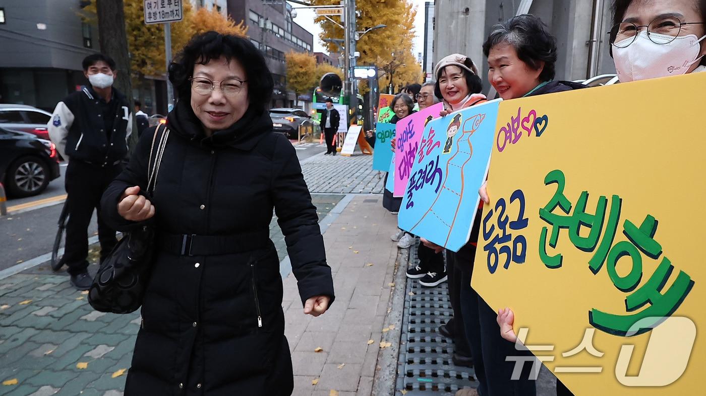 2026학년도 대학수학능력시험일인 13일 오전 서울시교육청 12지구 제22시험장인 서울 마포구 홍익대학교사범대학부속여자고등학교에서 일성여자중고등학교 최고령 수험생 서해숙&#40;78&#41; 씨가 학우들의 응원을 받으며 시험장으로 향하고 있다. 2025.11.13/뉴스1 ⓒ News1 김성진 기자