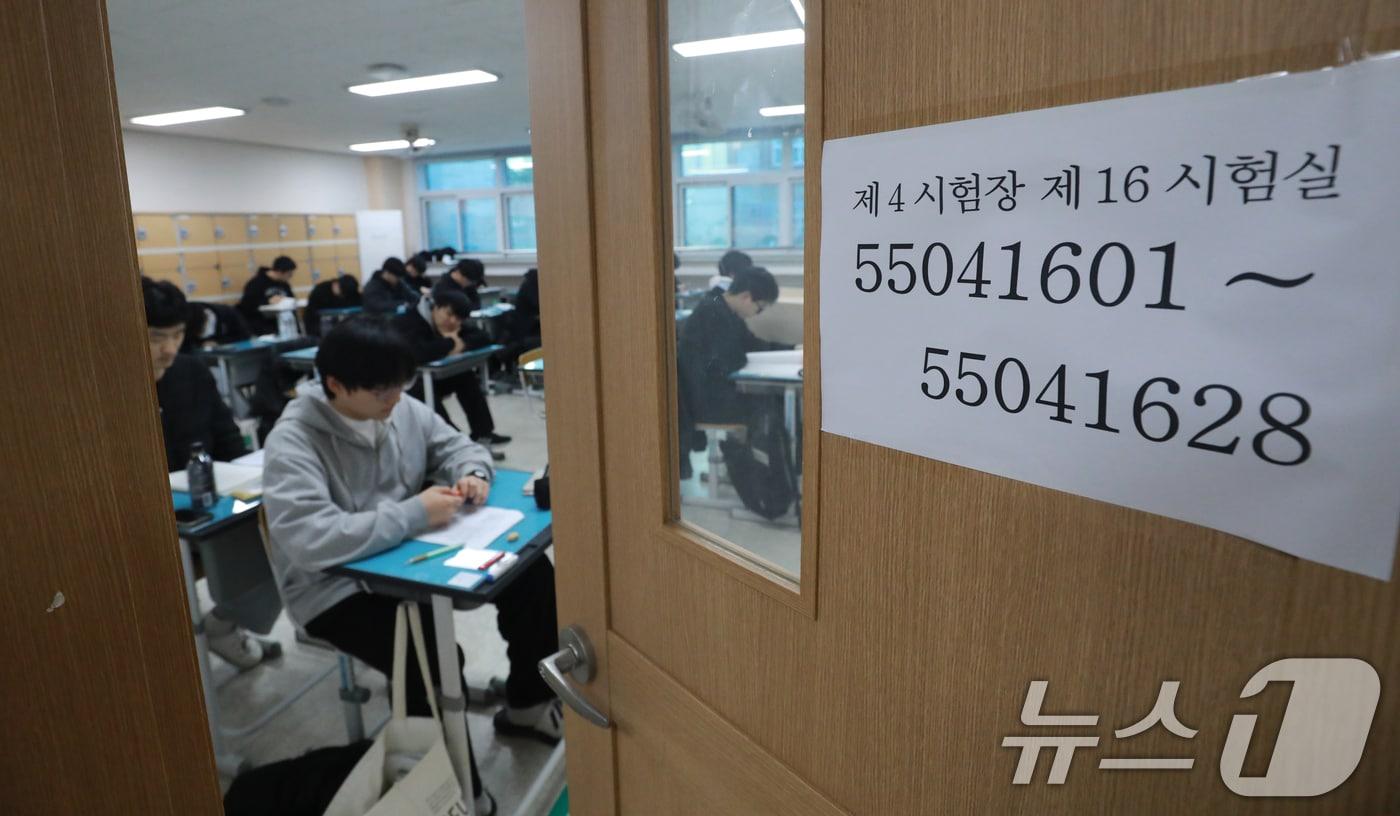 본문 이미지 - 2026학년도 대학수학능력 시험일인 13일 충북 청주시 상당구 주성고등학교에서 학생들이 1교시 시험을 앞두고 공부를 하고 있다. 2025.11.13 ⓒ 뉴스1 김용빈 기자